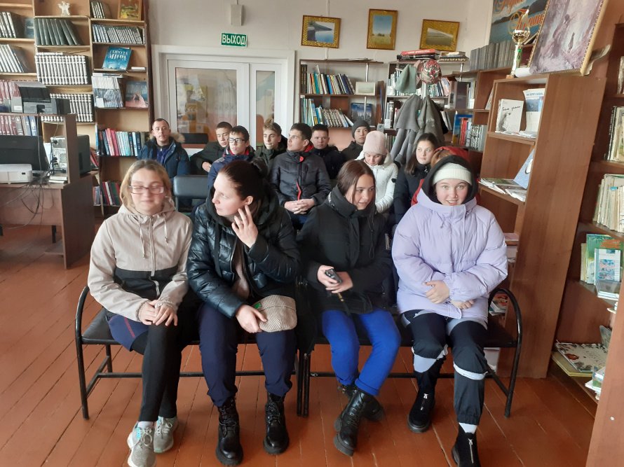 18 ноября  библиотека пригласила молодежь на "Интеллектуальную пятницу". Для старшеклассников была проведен краеведческий час, они посетили музейную комнату и поучаствовали в  викторине "Знаете ли вы свой край" по типу телевизионной передачи "Своя игра". 
