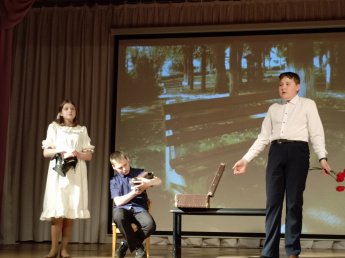 "Ангарские краеведы" приняли участие в областном конкурсе "Байкальская театральная палитра". С инсценировкой рассказа А.В.Вампилова "Свидание" наши актеры были победителями районного этапа конкурса.
