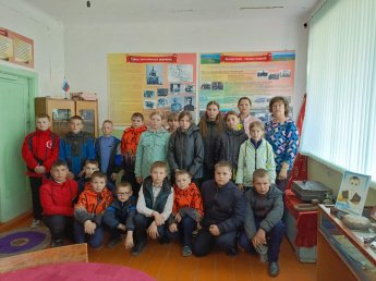 «Связь времен: Донбасс и Новороссия»  Сегодня для детей был проведен патриотический час, посвященный присоединению четырех регионов к Роосии. Мероприятие прошло в музейной комнат, где собран материал и наших земляках, участниках СВО.
